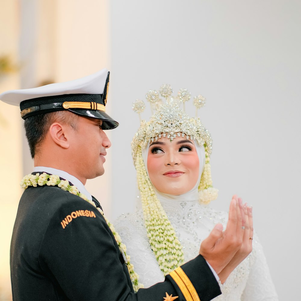 Pengantin berbusana adat Sunda dengan siger