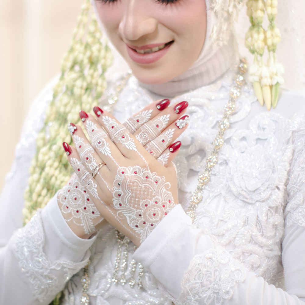 Pengantin berhijab menjelang akad