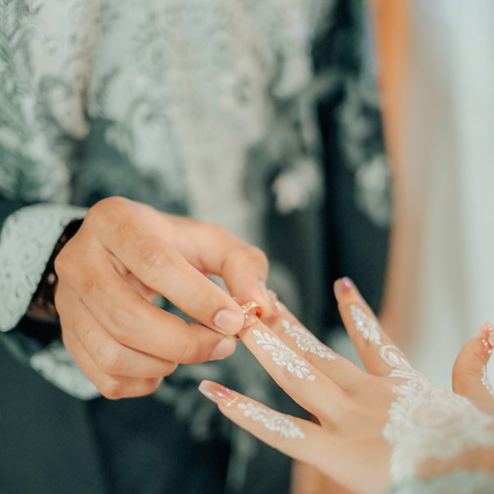 Pengantin pria memasangkan cincin